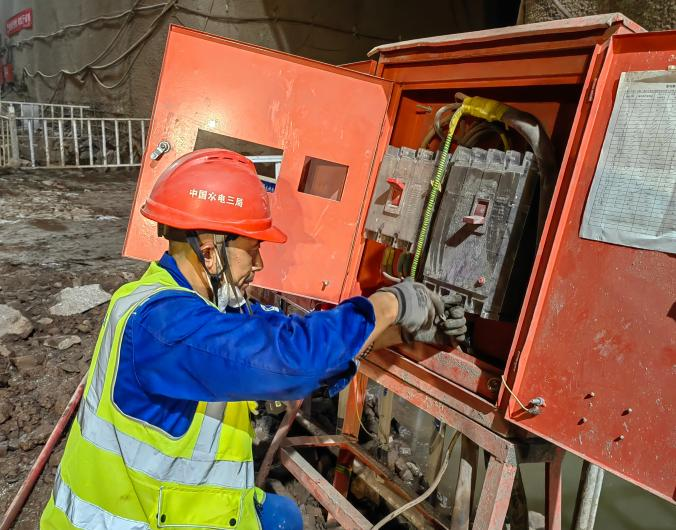 工程施工人员正在操作设备(记者柴秀丽 摄).png