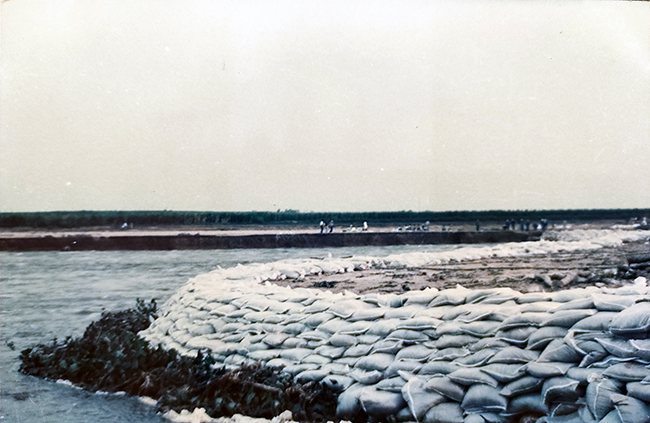 4.2001年戴村坝北岸排沙袋护岸现场.jpg