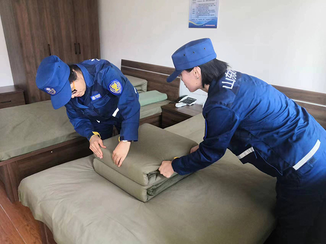 图五_女职工们进行内务整理.jpg