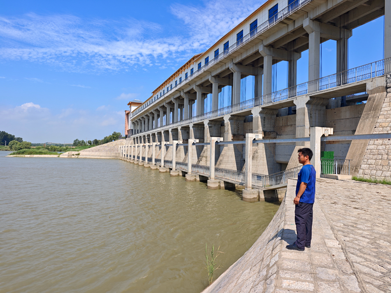 图三:老职工张宗勇在水闸泄水期间工程巡查.jpg