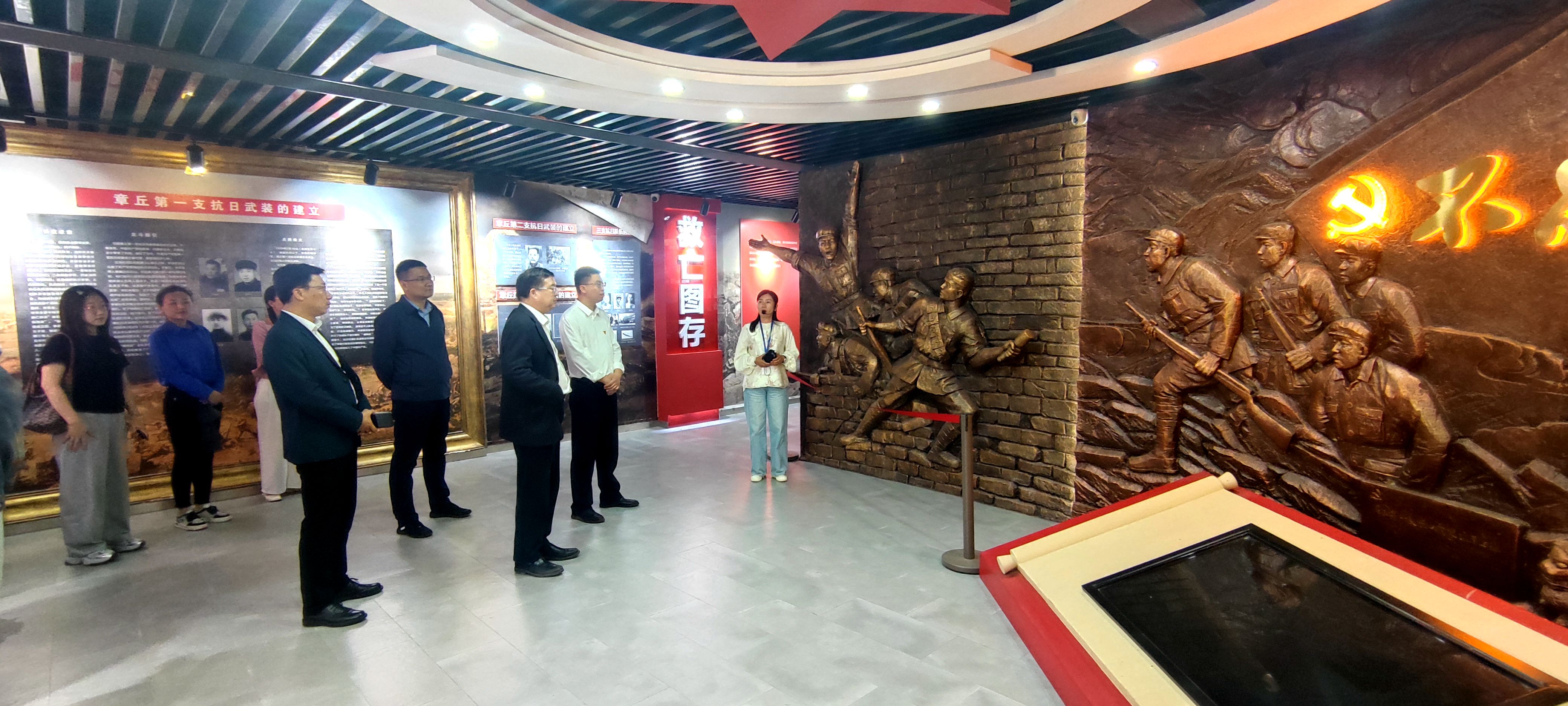 2025年4月25日,济南河务局直属机关青工委与章丘河务局青工委参观红色纪念馆。周嘉范摄.jpg