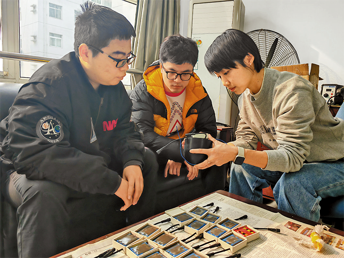 王琴和同事就“智能石头”的优化方案进行技术攻关研讨 河南日报 摄.png