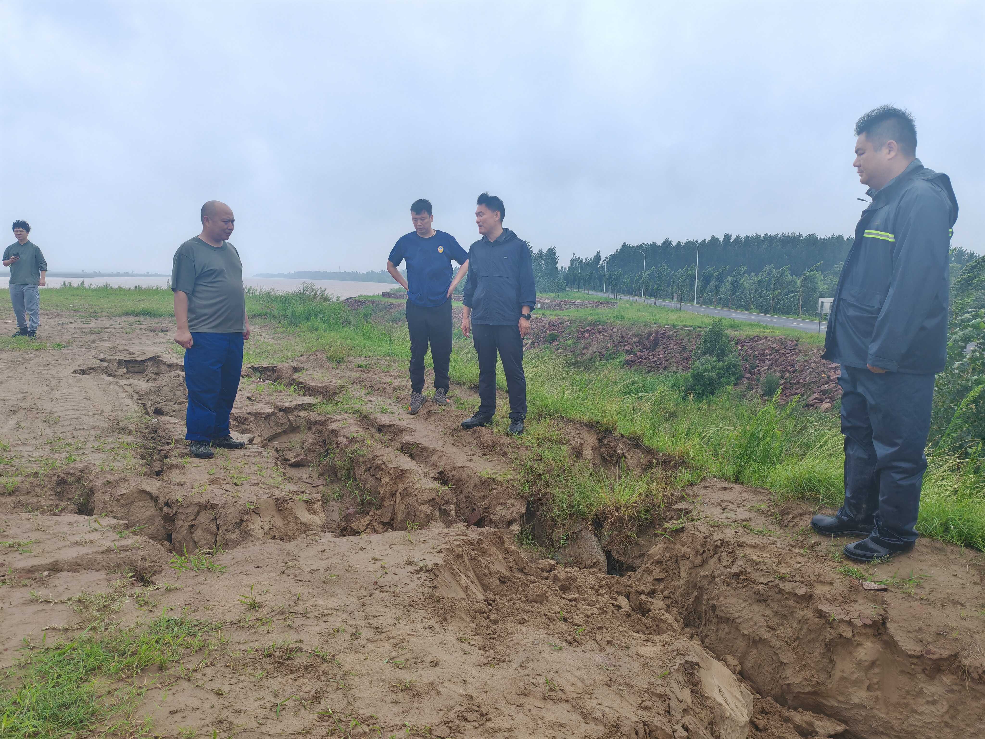 1中牟河务局主要负责人带队到一线督导台风强降雨应对工作,查勘雨毁情况.jpg