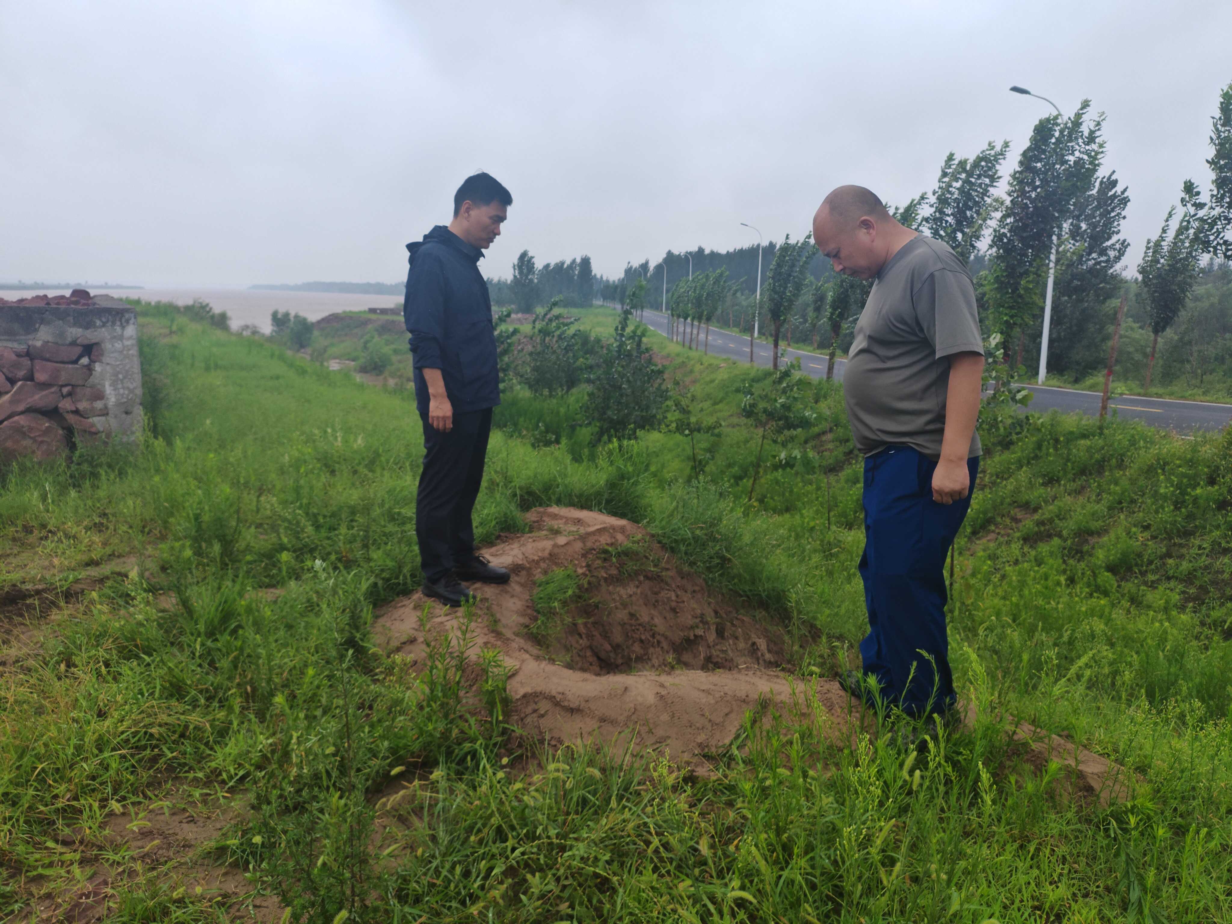 中牟河务局主要负责人带队到一线督导台风强降雨应对工作,查勘雨毁修复情况.jpg