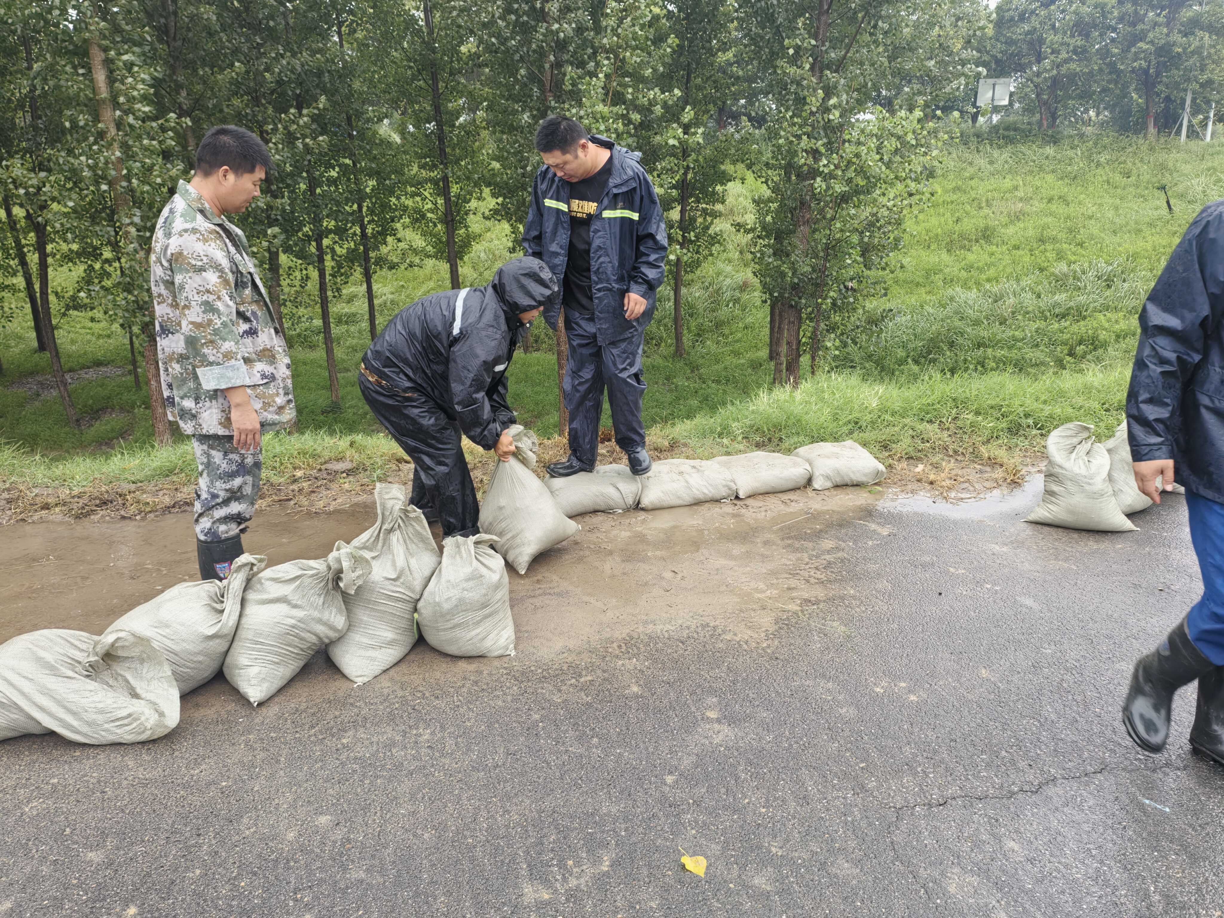 沙袋挡水,防止雨毁面积扩大.jpg
