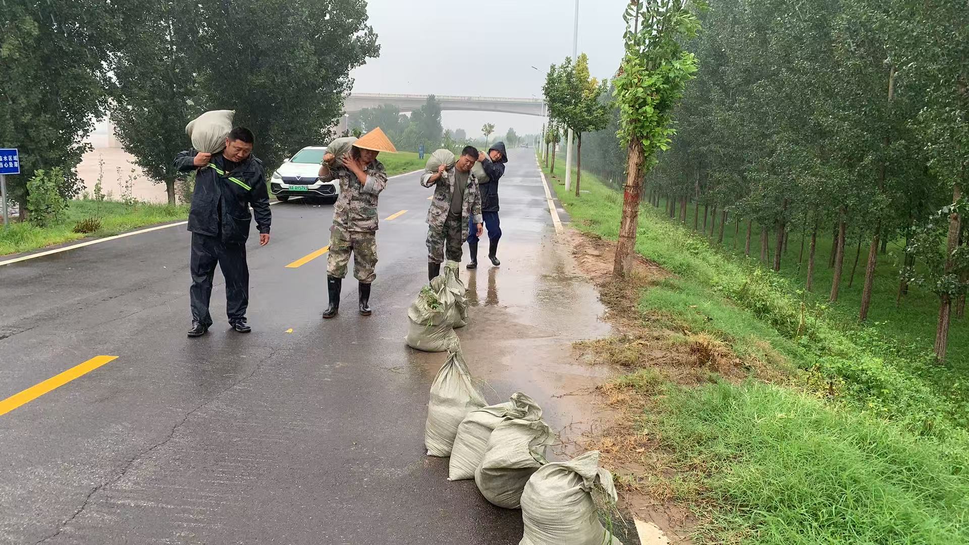 沙袋挡水,防止雨毁面积扩大3.jpg
