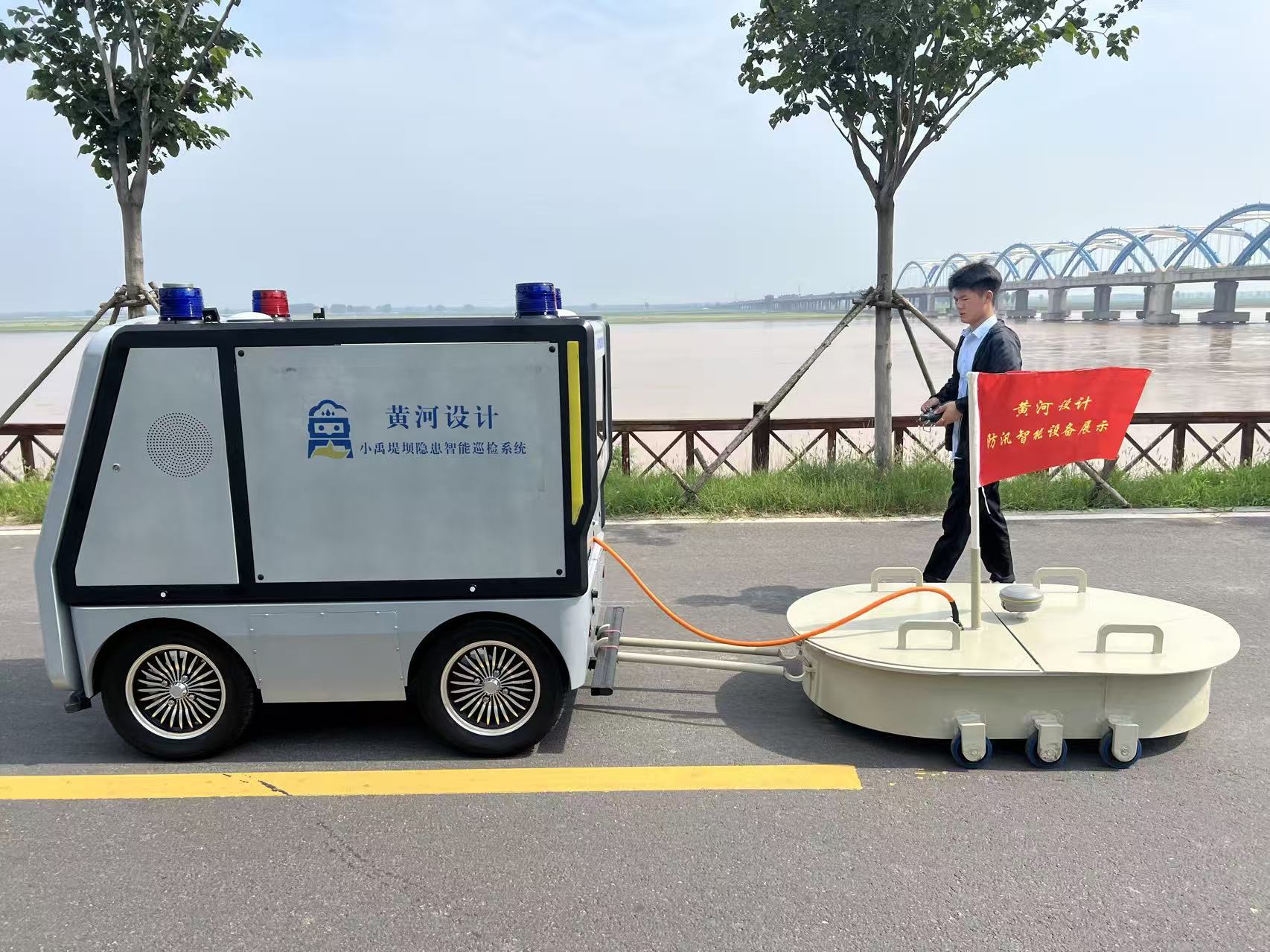 “小禹”堤防隐患智能巡检系统工作中 原振轩 摄.jpg