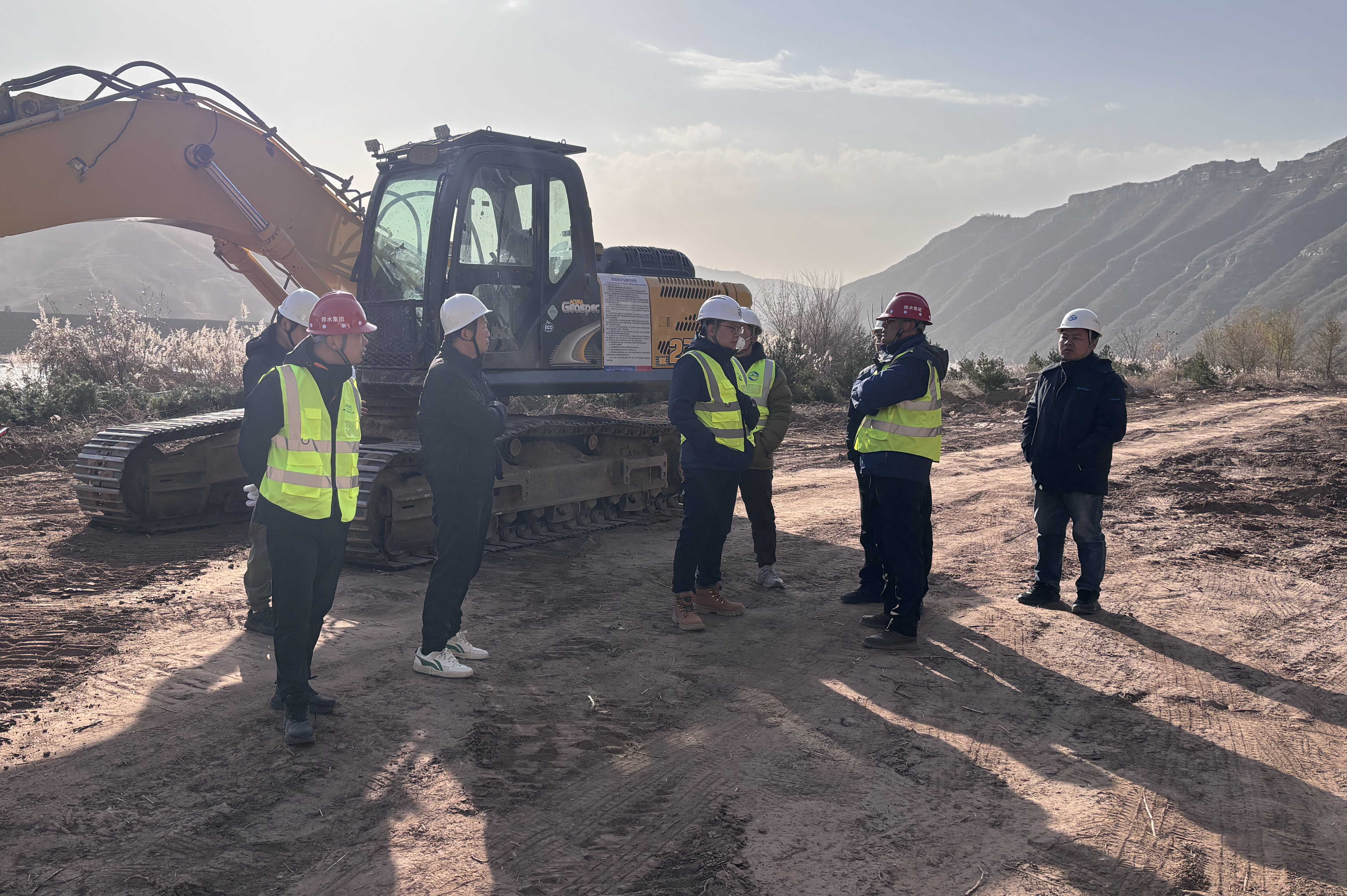 古贤公司、上海宏波、陕水集团-杨鹏、张亚俊、梁博等-4#道路开挖地质情况查看-20251201-001.jpg