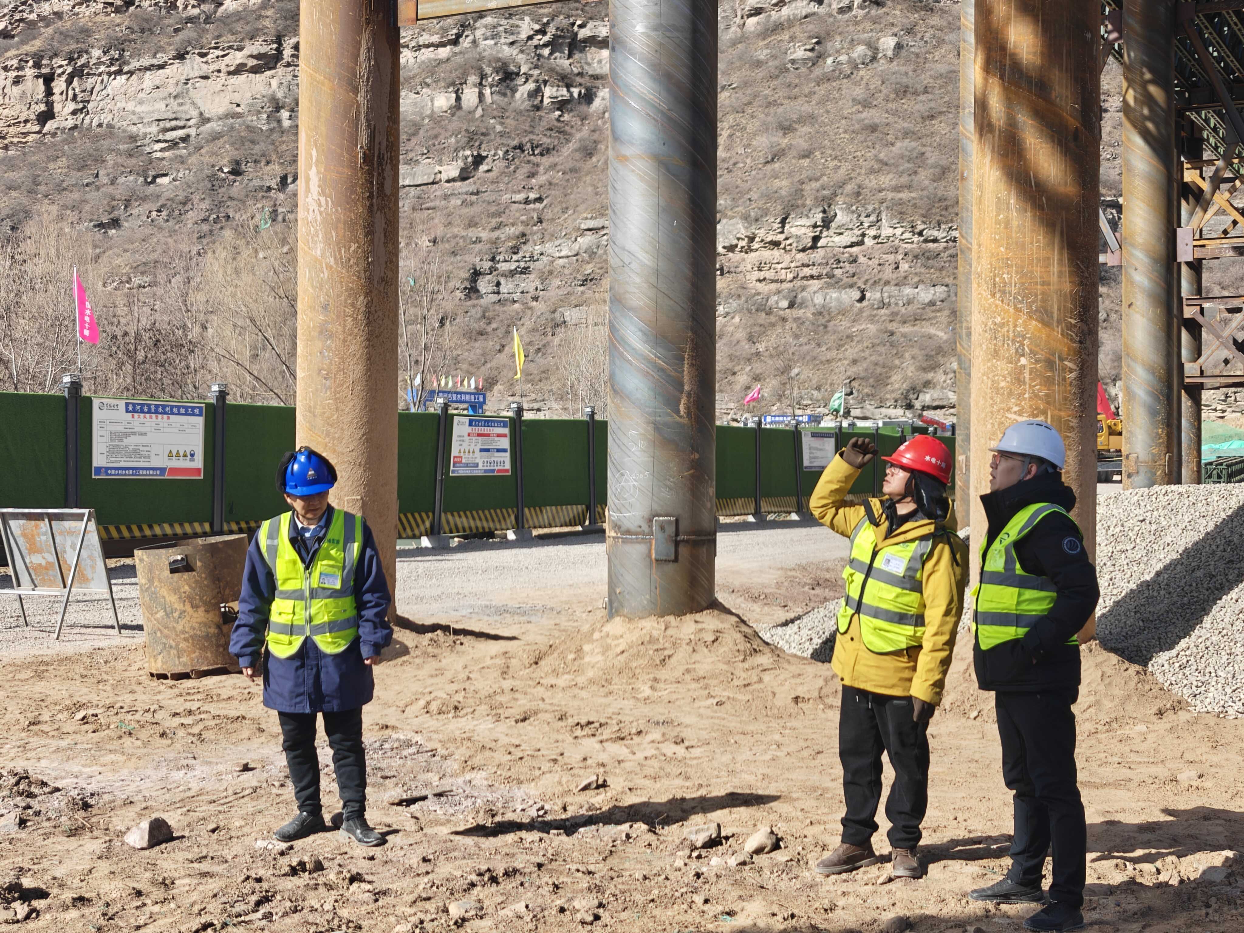 春节前,工程建设部杨鹏检查右岸现场安全文明施工情况.jpg